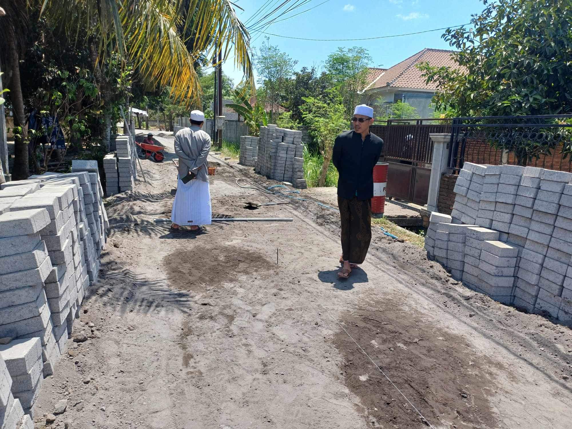 Peningkatan Infrastruktur di Lingkungan Reyan Gerung Selatan: Pemavingan Jalan Perumahan Bukit Menok(2024)